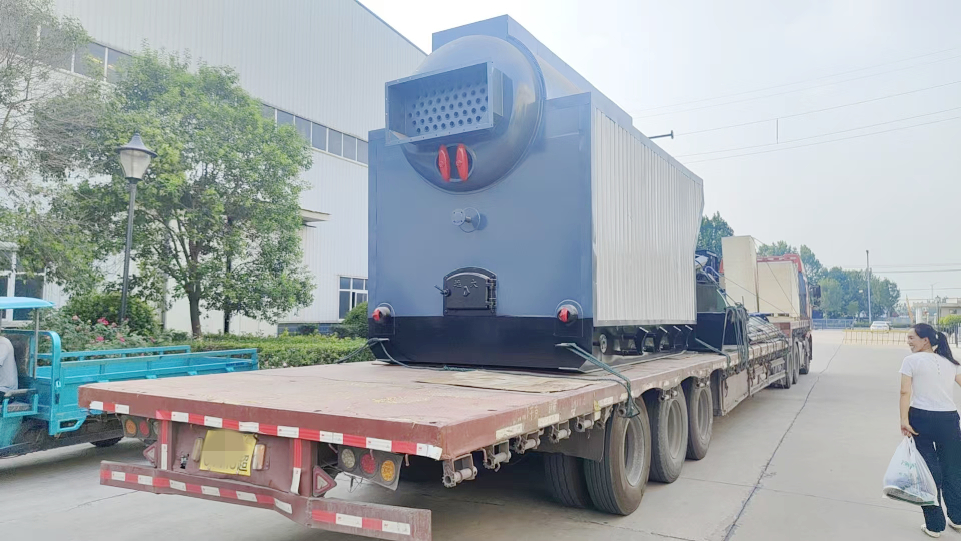 发往卢旺达的能源回收锅炉正驶往青岛港